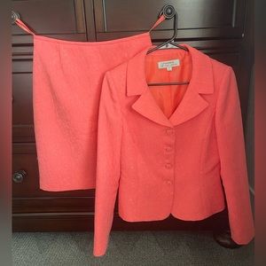 Tahari skirt suit - size 4